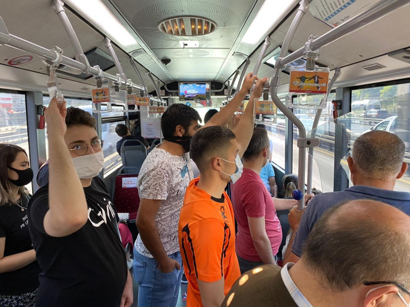 Metrobüs durağında endişelendiren görüntüler! Sosyal mesafe yok kalabalık çok - Resim: 3