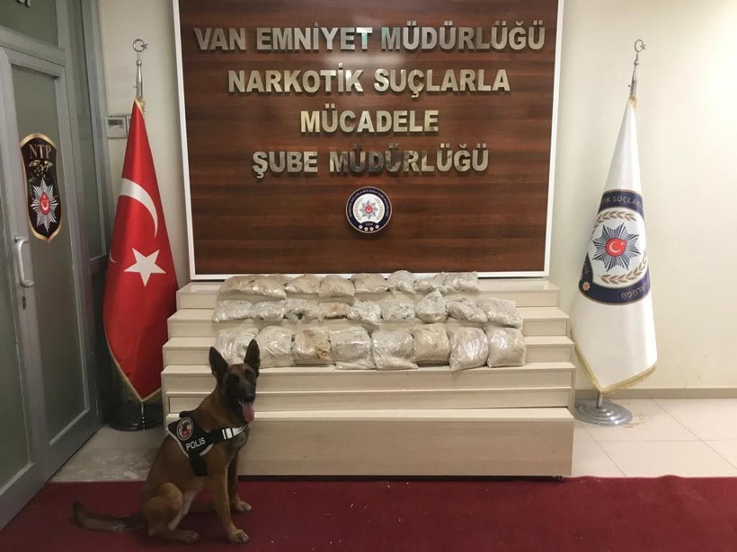 Van'da otlu peynir dolu bidondan 33 kilo eroin çıktı! - Resim: 2