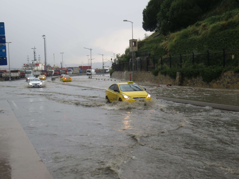 Yurdun dört bir yanı sağanak yağışa teslim oldu yollar göle döndü iş yerlerini su bastı - Resim: 3