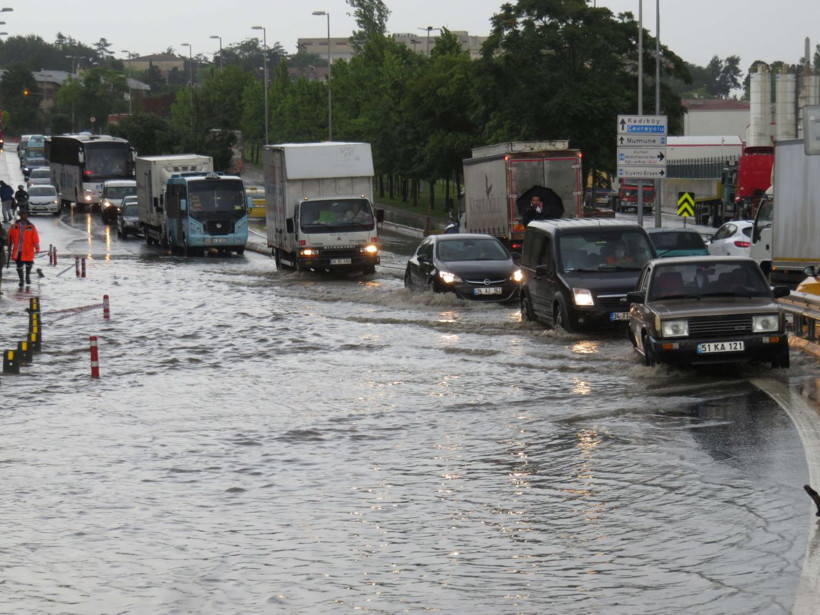 Yurdun dört bir yanı sağanak yağışa teslim oldu yollar göle döndü iş yerlerini su bastı - Resim: 1