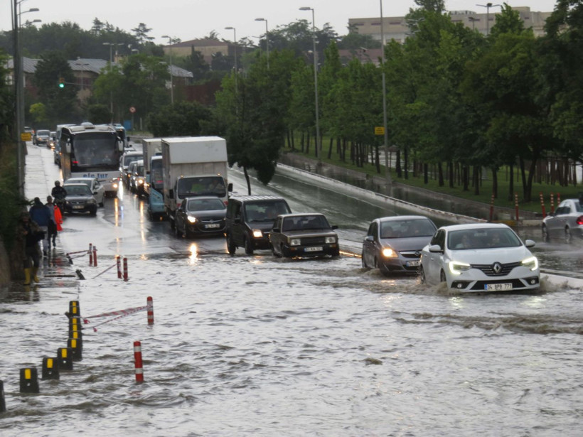 Yurdun dört bir yanı sağanak yağışa teslim oldu yollar göle döndü iş yerlerini su bastı - Resim: 2