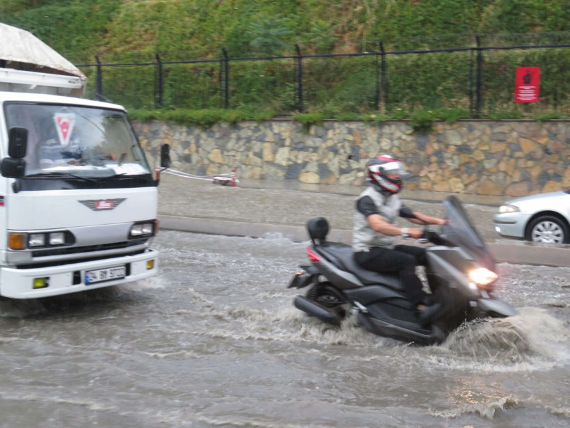Yurdun dört bir yanı sağanak yağışa teslim oldu yollar göle döndü iş yerlerini su bastı - Resim: 4