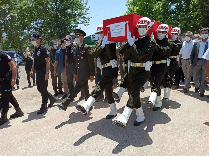 Şehit Piyade Uzman Onbaşı Ertuğrul Köse son yolculuğuna uğurlandı - Resim: 1