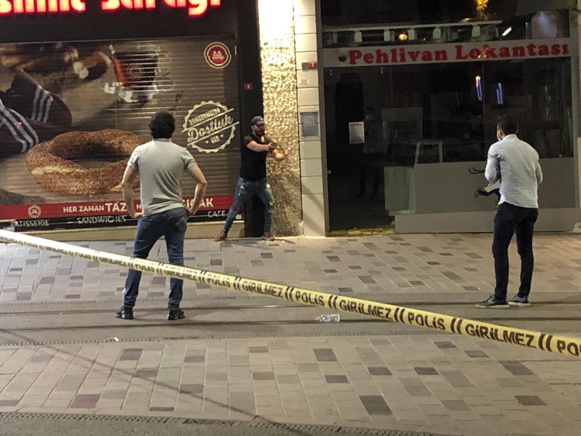 İstiklal Caddesi'nde bıçaklı dehşet! Etrafa saldırdı, cadde kapatıldı - Resim: 1