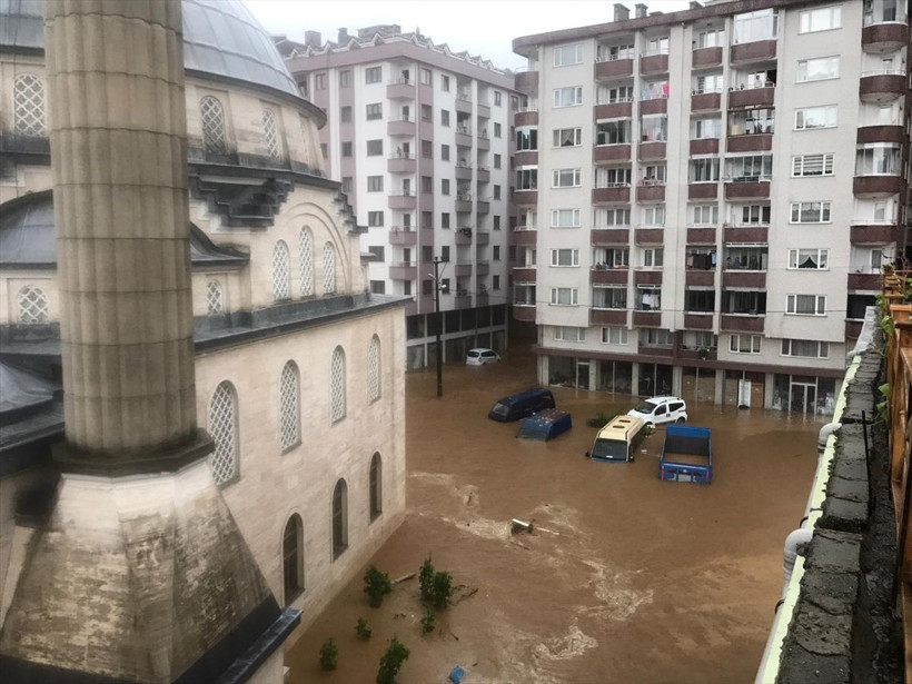 Rize'yi sel vurdu! İlçe merkezi adeta göle döndü - Resim: 3