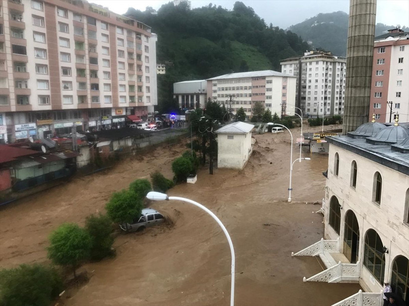 Rize'yi sel vurdu! İlçe merkezi adeta göle döndü - Resim: 4