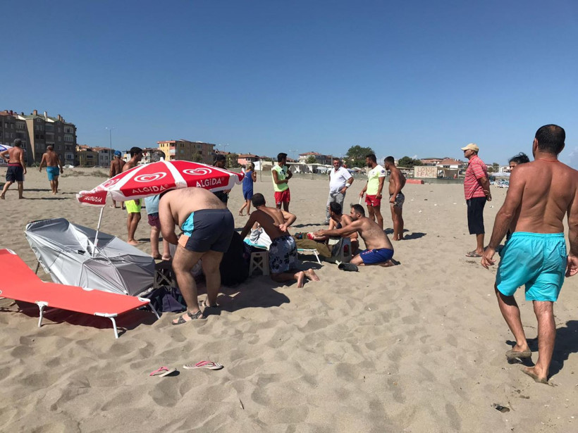 Sakarya Karasu plajında bir kişi komşularını bıçakladı - Resim: 1