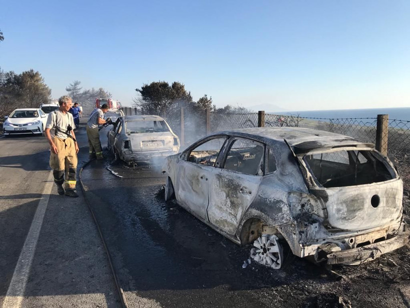 İzmir Seferihisar'da otluk alanda çıkan yangında yaklaşık 50 araç yandı - Resim: 3