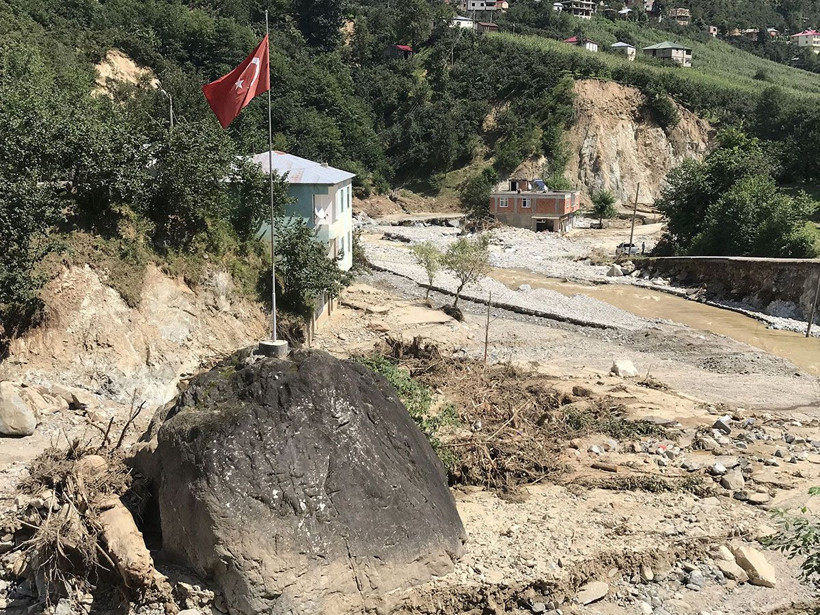Giresun'u yıkan sel Türk bayrağı dikili kayayı yerinden oynatamadı - Resim: 4