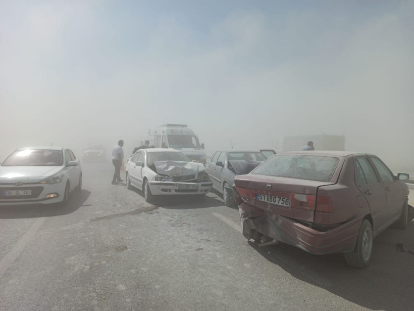 Konya'da kum fırtınası nedeniyle iki zincirleme kaza: 8 yaralı - Resim: 4