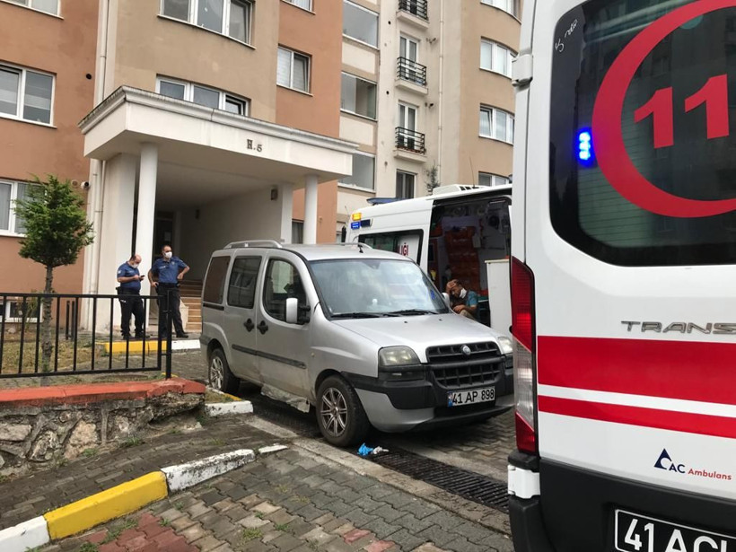 İzmit'te müezzin koca kendisini boğazından bıçaklayan eşini boğarak öldürdü bütün gece boyunca... - Resim: 2