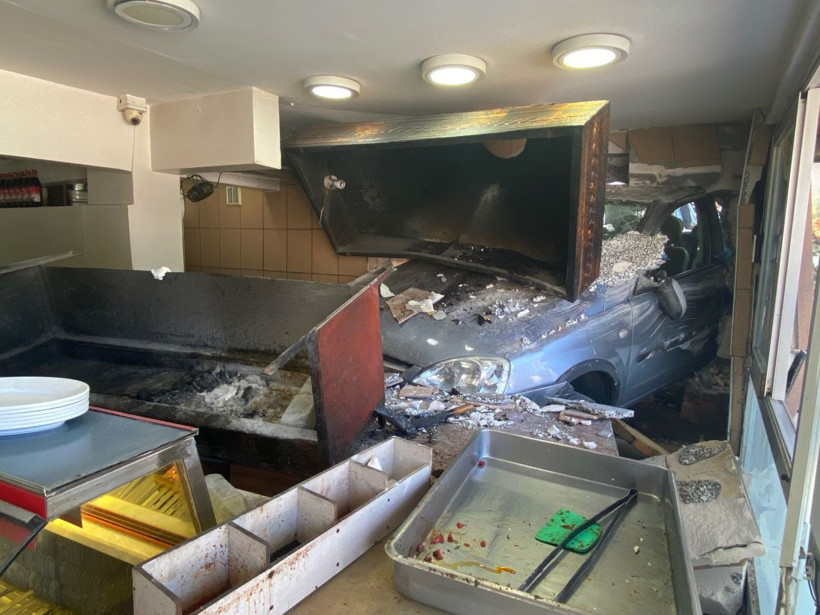 Üsküdar'da çekicinin çarptığı otomobil kebapçıya girdi - Resim: 4