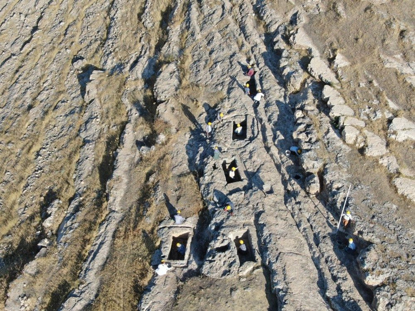 Diyarbakır'da ölüler şehri gün yüzüne çıkıyor! 3 kişilik mezarlar var - Resim: 4