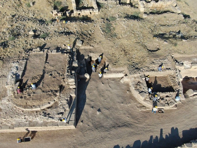 Diyarbakır'da ölüler şehri gün yüzüne çıkıyor! 3 kişilik mezarlar var - Resim: 1