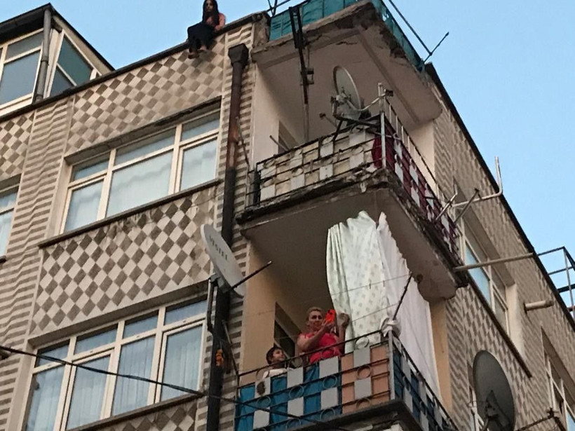 Kayseri'de komşunun yaptığına bak! İntihar girişimini canlı yayın yaptı - Resim: 3