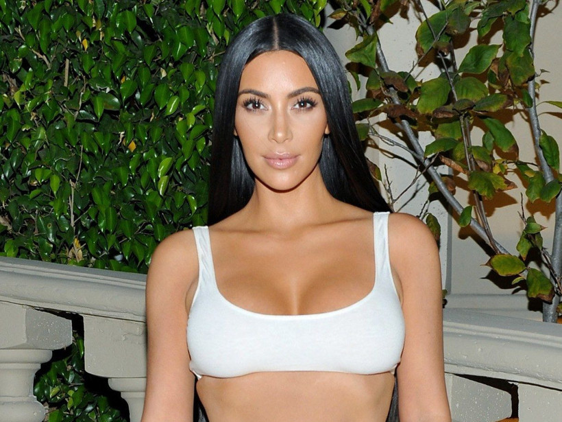 Kim Kardashian özel adada yeni yaşını kutluyor! Bikinili olay pozlar - Resim: 1