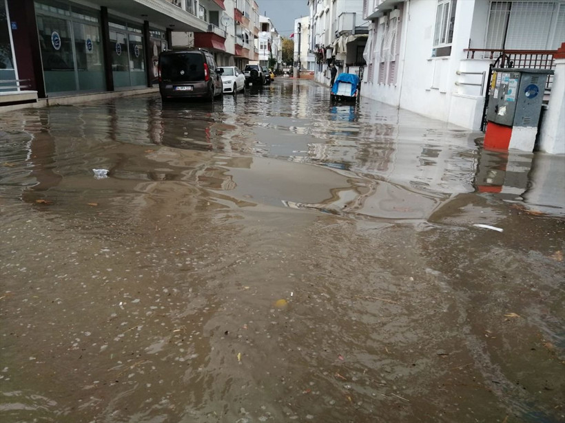 Tekirdağ Şarköy'ü sağanak vurdu evleri su bastı yola göle döndü - Resim: 1