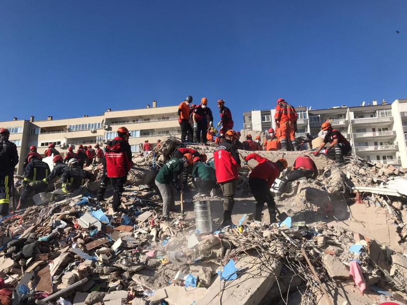 Erzincan'da ölen torunun adını Bayraklı'da yıkılan binaya vermiş! Emrah Apartmanı çöktü - Resim: 1