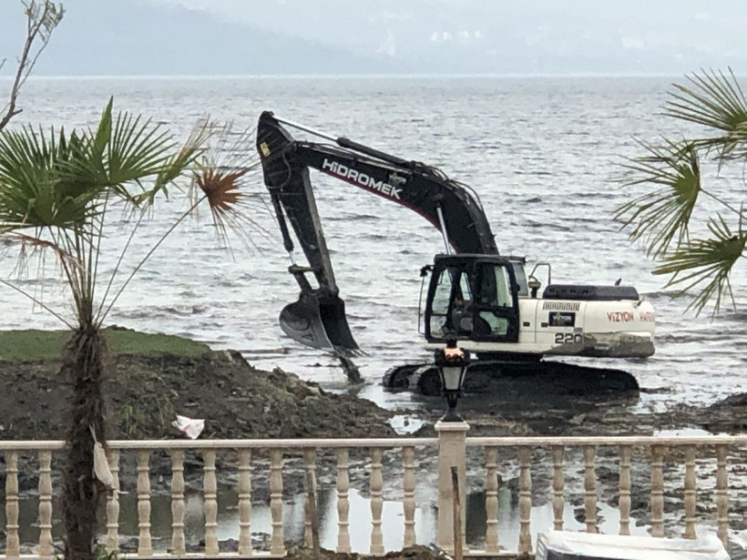 Sakarya'da tepki çeken görüntü! Göle kepçe sokup talan ettiler - Resim: 1