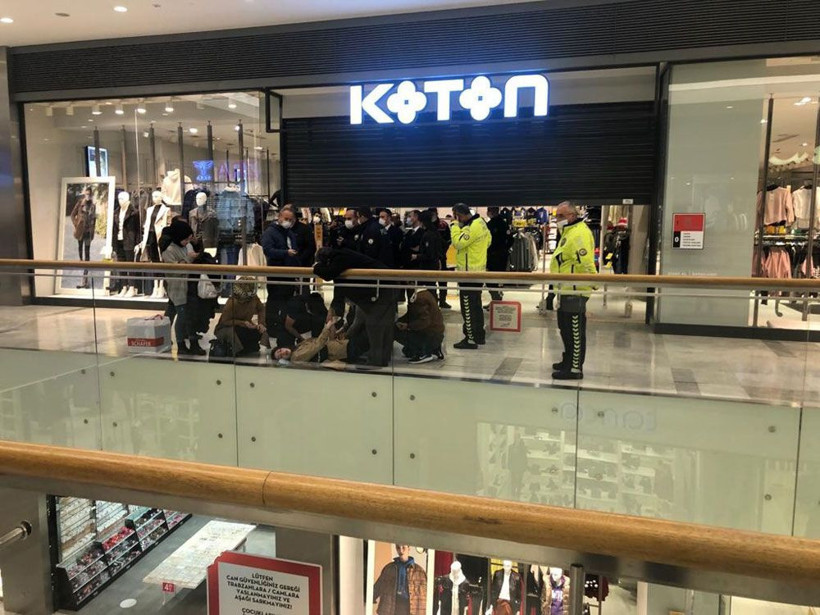 Afyon'da AVM'de korku dolu dakikalar! Çantadaki silah patladı bir kişi yaralandı - Resim: 2