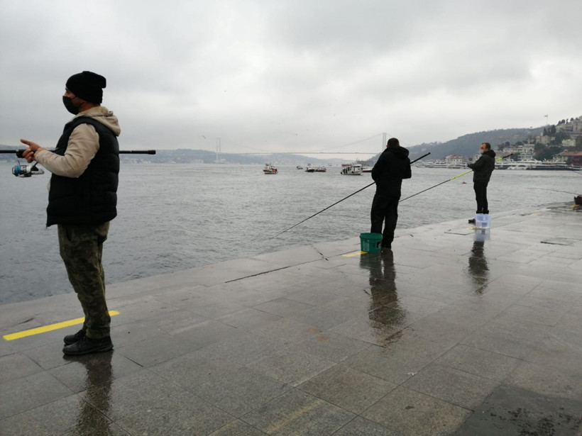 Balıkçılar Arnavutköy'de birbirine sitem ediyor: 3 metre şartı teknede bozuldu - Resim: 1