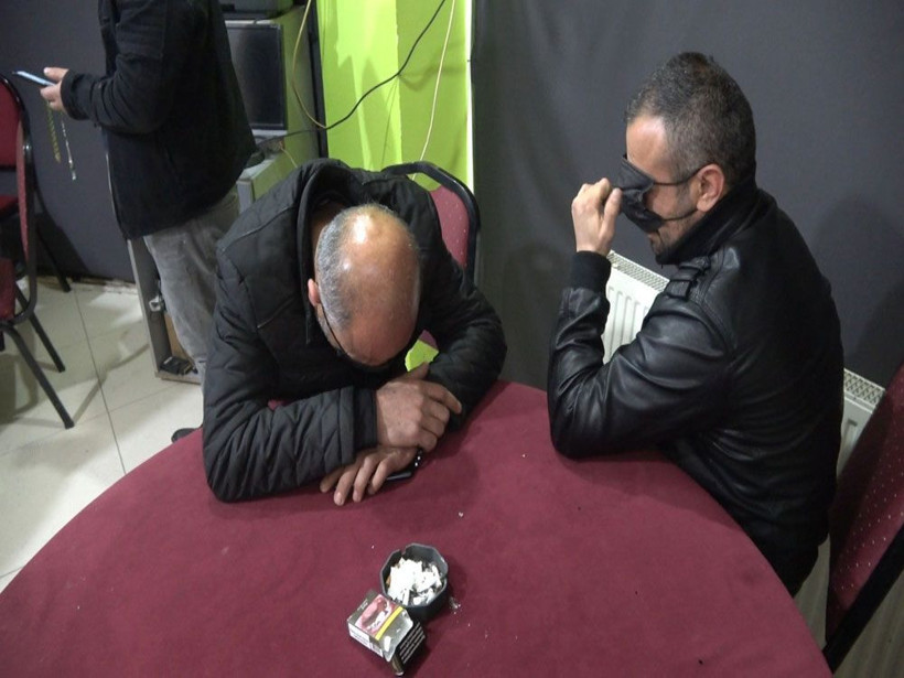 Bursa'da kumar baskınında yakalandılar! Tanınmamak için maskeyle gözlerini kapattılar - Resim: 3