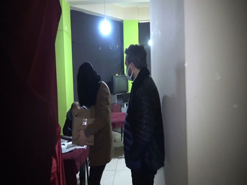 Bursa'da kumar baskınında yakalandılar! Tanınmamak için maskeyle gözlerini kapattılar - Resim: 2