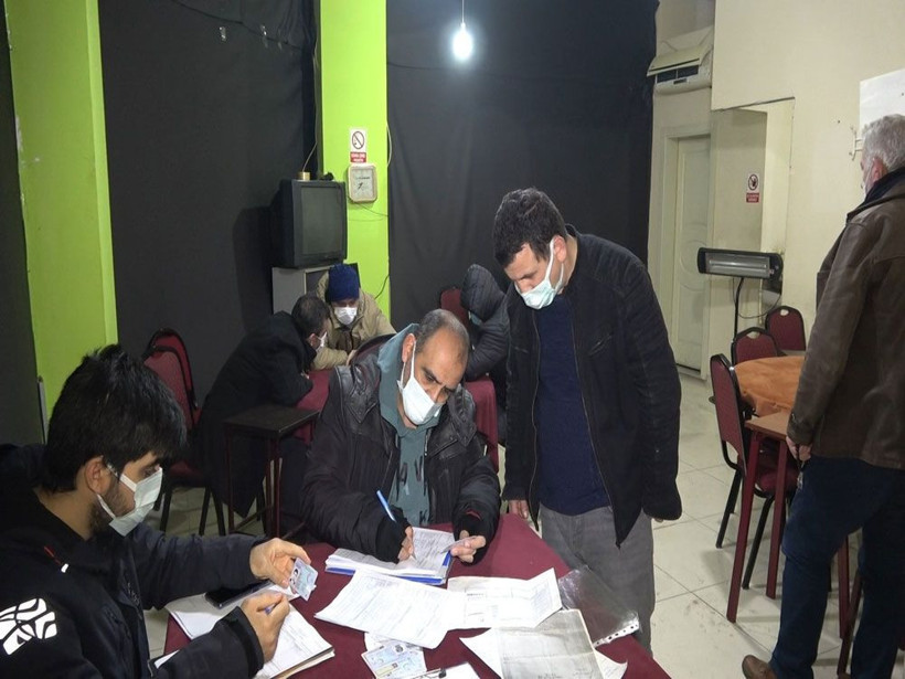 Bursa'da kumar baskınında yakalandılar! Tanınmamak için maskeyle gözlerini kapattılar - Resim: 4