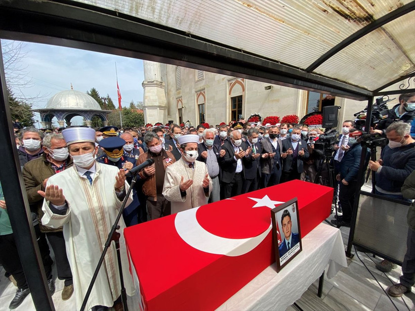 Pilot Yüzbaşı Burak Gençcelep'in cenazesinde yürek dağlayan görüntü - Resim: 1
