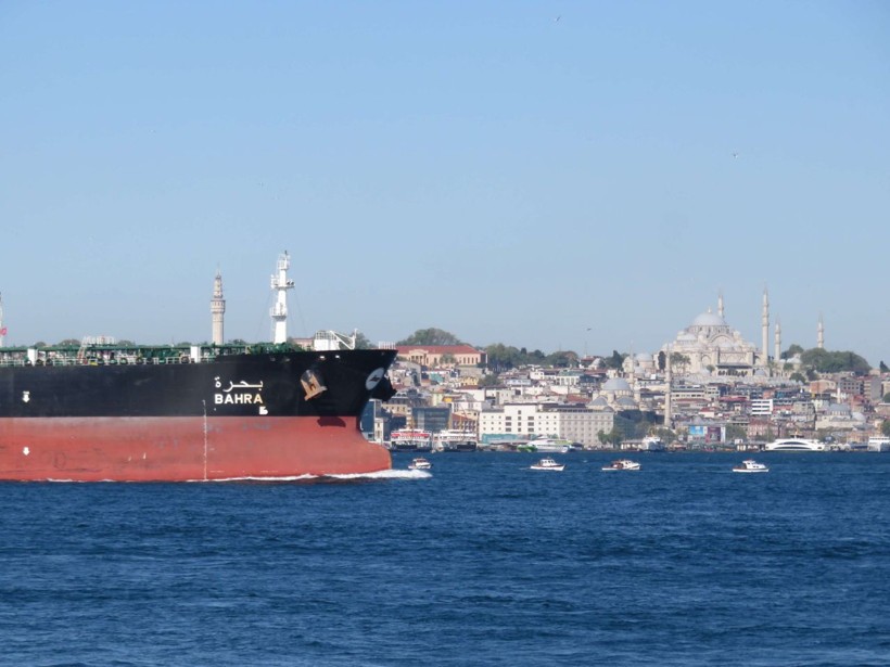 İstanbul Boğazı'nda dev gemilerle burun buruna tehlikeli balıkçılık - Resim: 2