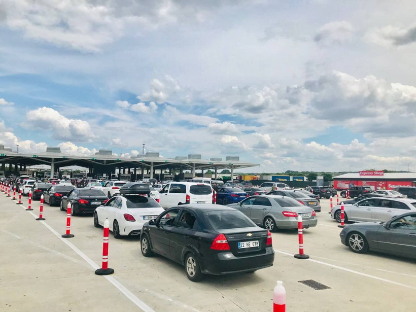 Akın akın Türkiye'ye geliyorlar! Uzun kuyruklar oluştu: Memleketimiz gibisi yok - Resim: 1