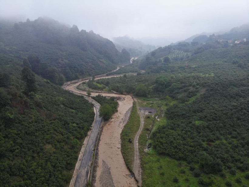 Düzce'yi sel vurdu! Dereler taştı, yollar çöktü insanlar mahsur kaldı - Resim: 3