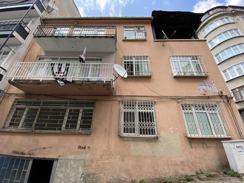 Fatih'te apartmanın altını gören inanamadı! Bir anda yok oldu nedeni bilinmiyor - Resim: 1