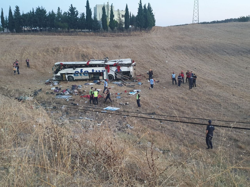 Balıkesir'de yolcu otobüsü devrildi! 15 kişi öldü 17 kişi yaralandı - Resim: 4