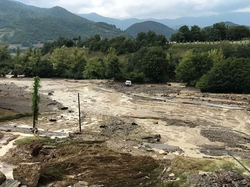 Kastamonu, Bartın, Karabük ve Sinop sağanak yağış vurdu! Heyelan yolları götürdü sel araçları sürükledi - Resim: 2