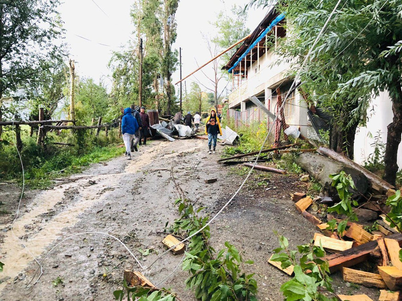 Karadeniz'i bu sefer de hortum vurdu! Şavşat'ta evleri yıkıp geçti - Resim: 4
