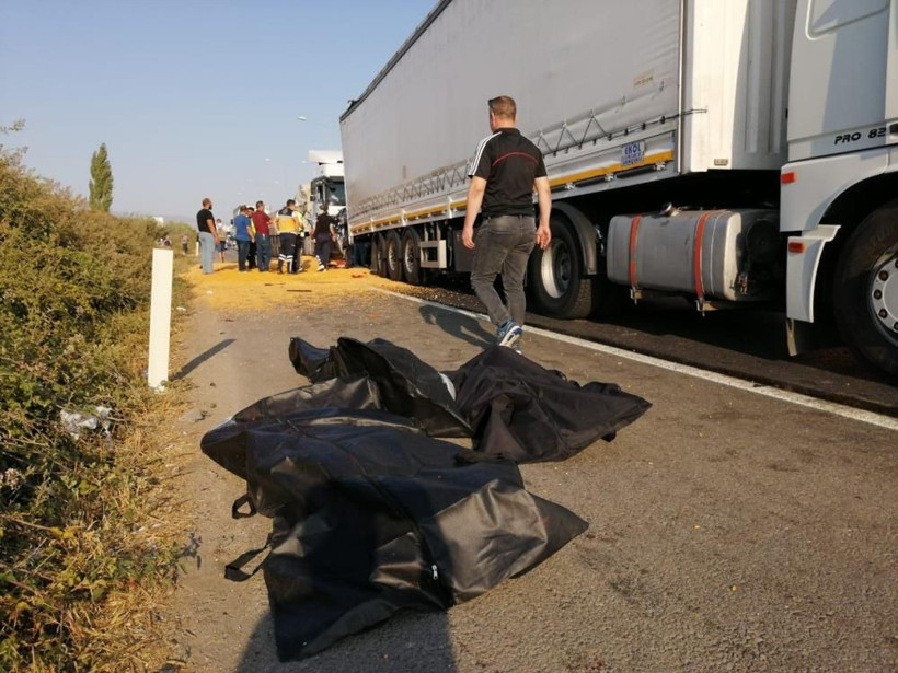 Manisa Salihli'de kaza! 3 TIR ve 2 otomobil zincirleme kazaya karıştı: 3 ölü 5 yaralı - Resim: 2