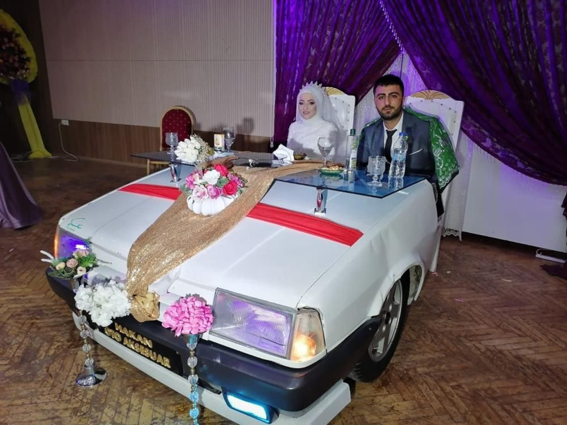 Erzurum'da damadın yaptığını gören gelin şaşırdı! Otomobili düğün masasına çevirdi - Resim: 1
