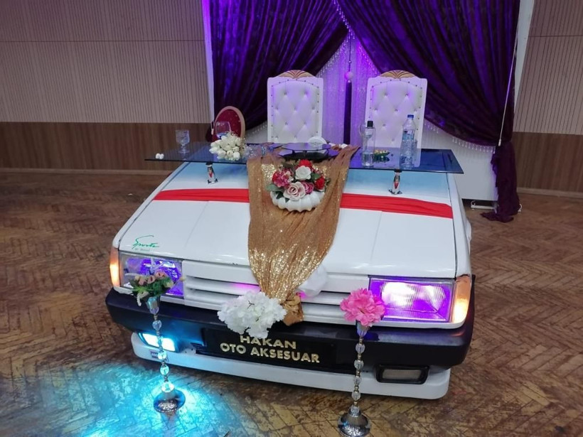 Erzurum'da damadın yaptığını gören gelin şaşırdı! Otomobili düğün masasına çevirdi - Resim: 4