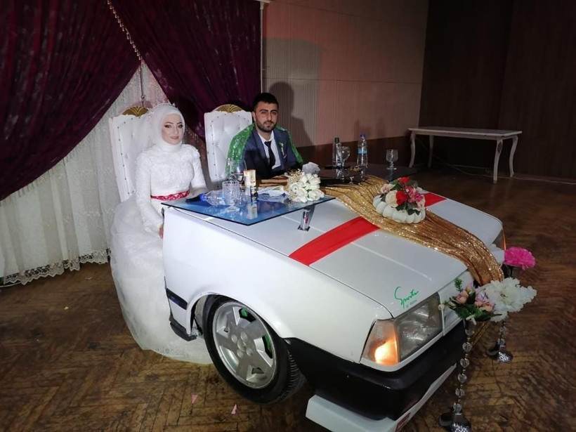 Erzurum'da damadın yaptığını gören gelin şaşırdı! Otomobili düğün masasına çevirdi - Resim: 3