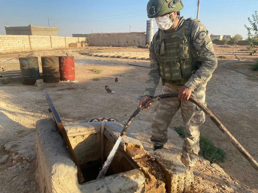 Tüm dünyaya örnek! Türk askerinden Barış Pınarı'nda çocuklara yardım - Resim: 4