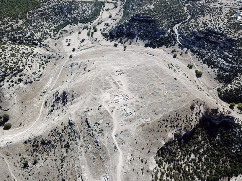 Uşak'ta müthiş keşif! Kayaların içini gören inanamadı: 400 tane bulundu - Resim: 1