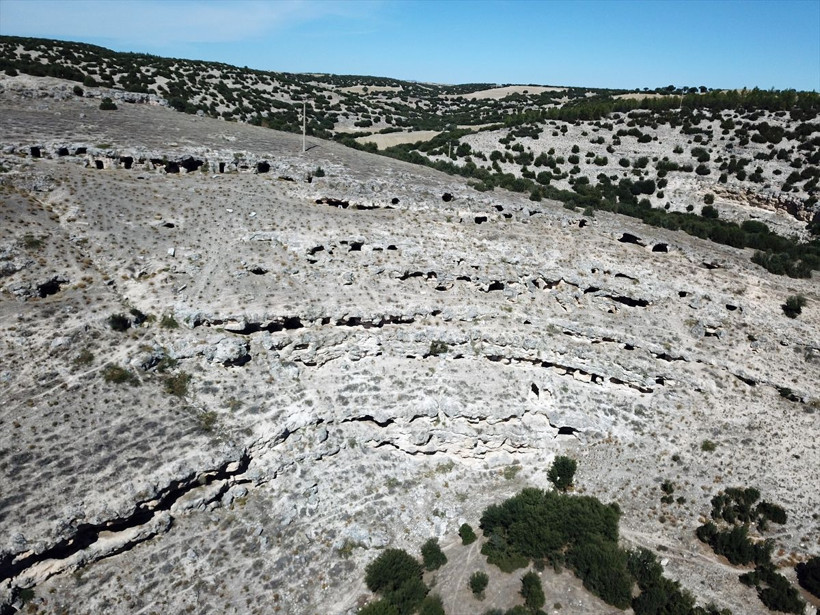 Uşak'ta müthiş keşif! Kayaların içini gören inanamadı: 400 tane bulundu - Resim: 3