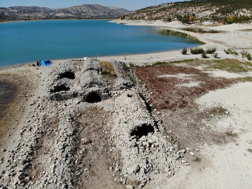Sular çekilince ortaya çıktı! Konya'da görenler şaştı kaldı: 8 asırdır ayakta - Resim: 1