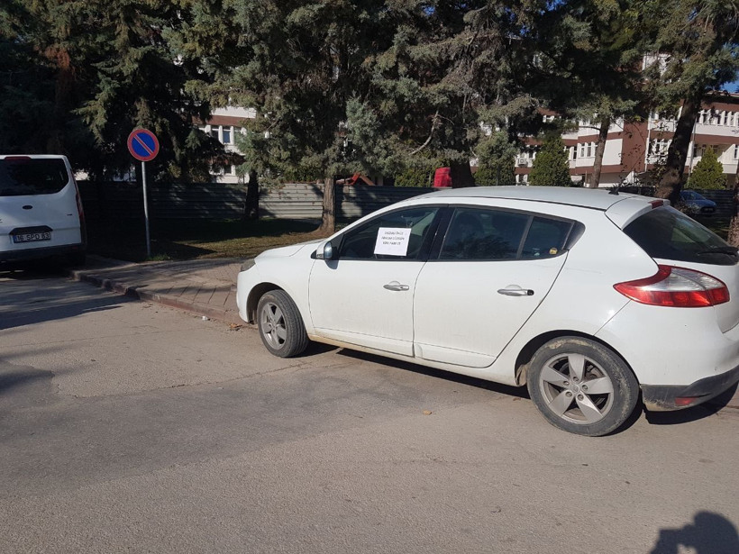 Yaya yoluna park edilen sürücüye öyle bir not yazdı ki görenin ağzı açık kaldı! - Resim: 4