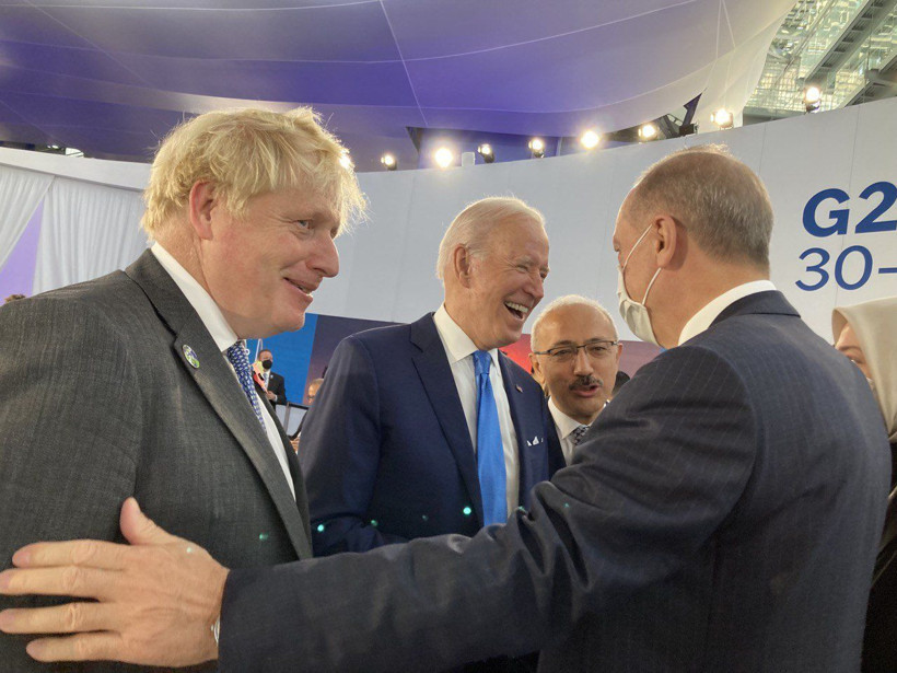 G20 zirvesinden tarihi fotoğraflar Cumhurbaşkanı Erdoğan liderlerle sohbet etti - Resim: 4