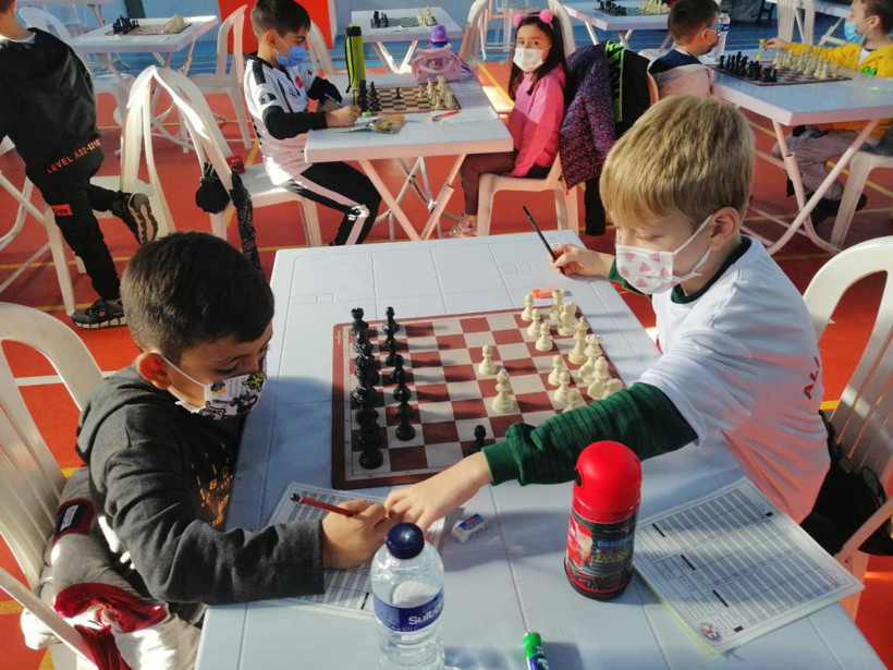 'Şahlar' Ercan Kıvrak İlkokulu'nda buluştu! 175 minik santranççı yarıştı - Resim: 2