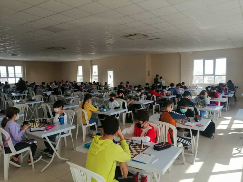 'Şahlar' Ercan Kıvrak İlkokulu'nda buluştu! 175 minik santranççı yarıştı - Resim: 1