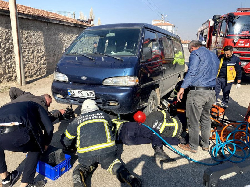 Direksiyon dönmeyince terslik olduğunu anladı kamyonetten inip altına baktığında şoke oldu - Resim: 1