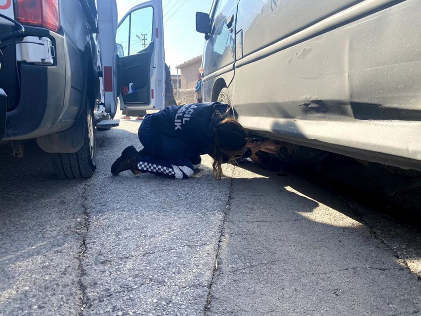 Direksiyon dönmeyince terslik olduğunu anladı kamyonetten inip altına baktığında şoke oldu - Resim: 4
